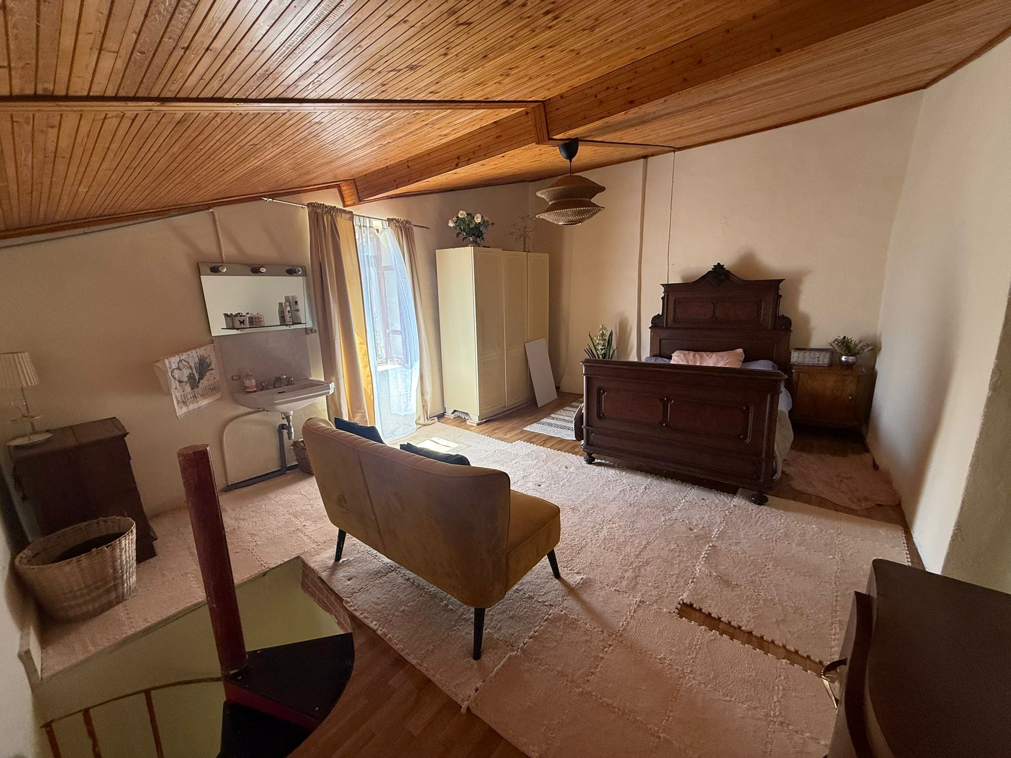 Slaapkamer met authentiek houten bed